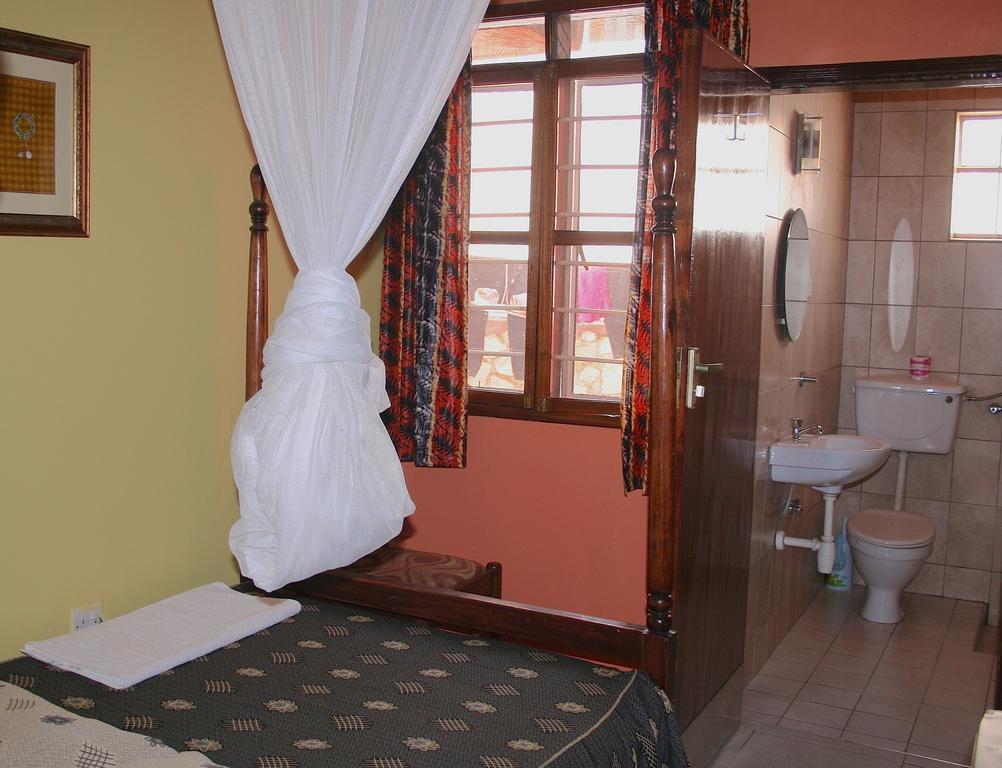 Hotel Acacia Kampala Bagian luar foto