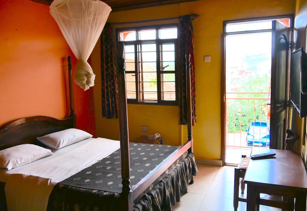 Hotel Acacia Kampala Bagian luar foto