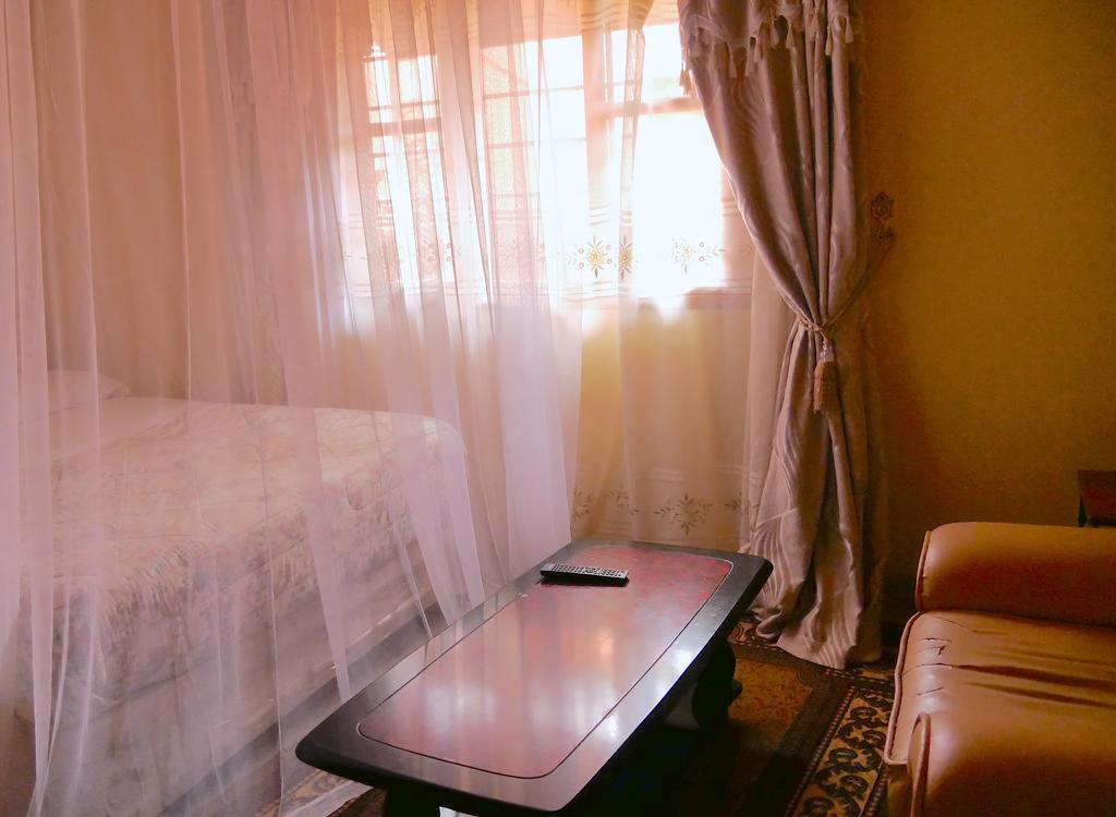 Hotel Acacia Kampala Bagian luar foto