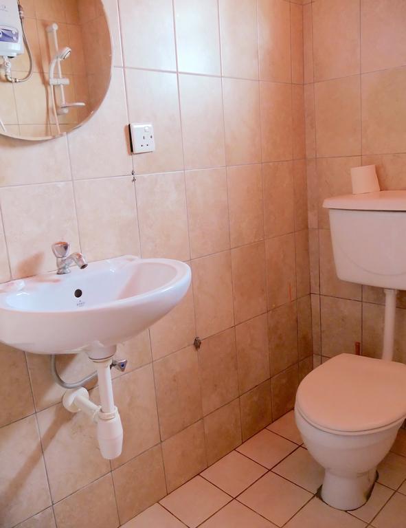 Hotel Acacia Kampala Bagian luar foto